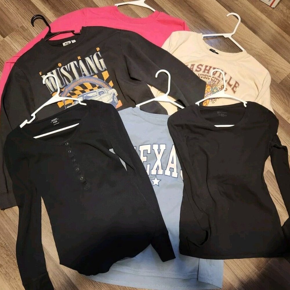 Womens Medium Size Crewneck And Shirt Lot